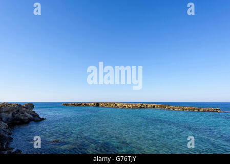 Foto des Meeres in Protaras mit Felsen, Zypern Insel. Stockfoto