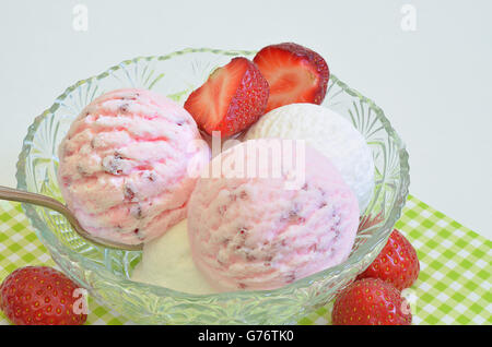 Kugeln Erdbeereis und Vanille Eis in eine Schüssel mit frischen Erdbeeren, Makro, in der Nähe von full-Frame, horizontale Stockfoto