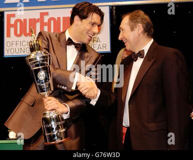 Ruud van Nistelrooy von Manchester United (links) mit der Trophäe „Spieler des Jahres“ der PFA (Professional Footballers Association) von Liverpool Manager Gerard Houllier beim jährlichen Abendessen der PFA im Meridien Grosvenor House Hotel in der Londoner Park Lane. Stockfoto