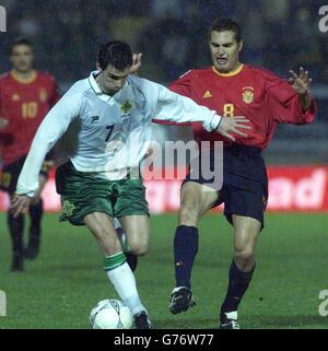 Northern Irelands Keith Gillespie (links) schlägt Spains Ruben Baraja bei ihrem Freundschaftsspiel im Windsor Park, Belfast, Nordirland. Stockfoto