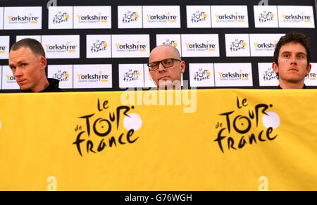 Chris Froome (links) von Team Sky, Sir Dave Brailsford (Mitte) und Geraint Thomas bei einer Pressekonferenz in Leeds. Stockfoto