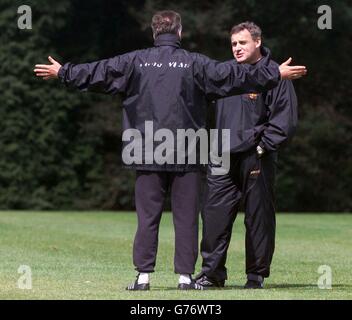 Dave Jones (R), der Manager von Wolverhampton Wanderers, hört dem ersten Teamtrainer John ward zu, der sich auf das Training für das am Sonntag im Compton Training Ground des Clubs in Norwich City vorbereitete Nationwide First Divison Play-off-Spiel. . Stockfoto