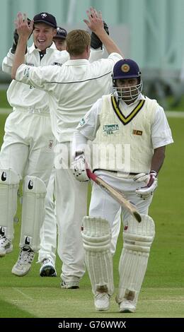 Sri Lanka Kapitän Sanath Jayasuriya ist der erste Ball für eine Ente, hinter dem Kent Wicketkeeper Geraint Jones von der Bowling von Martin Saggers während der Kent gegen Sri Lanka Tour Spiel in Canterbury, Kent gefangen. Stockfoto