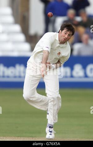 Essex-Kapitän Ronnie Irani auf dem Weg zu seinem 5 Wicket-Haul gegen Sussex, während des Spiels von Benson und Hedges Cup auf dem County Ground in Chelmsford. Stockfoto