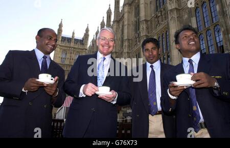 Von links - Sri Lanka Kapitän Sanath Jayasuriya, ehemaliger Premierminister John Major, und Spieler Chaminda Vaas und Aravinda De Silva, trinken Tee auf der Terrasse des Houses of Parliament, London. Die Sri-lankische Mannschaft, die gerade auf Tour ist, soll England spielen. *... für die drei-Match-Test-Serie. Stockfoto