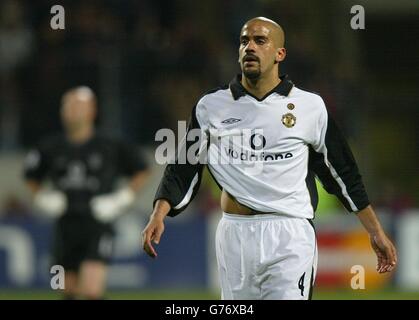 Juan Veron von Manchester United verlässt das Spielfeld, nachdem sein Team 1-1 mit Bayer Leverkusen während des zweiten Halbfinales der Champions League in der BayArena in Leverkusen unentschieden war. . 07/05/2002 : Manchester United Mittelfeldspieler Juan Sebastian Veron beim Champions League Halbfinale in der BayArena, Leverkusen, Deutschland. Sir Alex Ferguson hat erneut seine Unterstützung für den unter Beschuss stehenden Mittelfeldspieler Juan Sebastian Veron in Manchester United bekräftigt. Ferguson lobte schnell Veron, der von vielen zum Sündenbock für den Ausstieg der United Champions League durch Bayer Leverkusen gemacht wurde Stockfoto