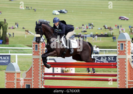 Die britische Zara Phillips tritt am dritten Tag des St. James's Place Wealth Management Barbury International Horse Trials in Wiltshire mit Black Tuxedo im Springreiten an. Stockfoto