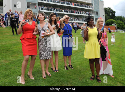 Pferderennen - Coral-Eclipse Raceday - Sandown Park. Lady-Rennfahrer genießen die Action im Sandown Park. Stockfoto