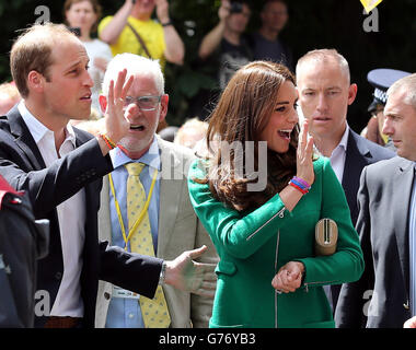 Der Herzog und die Herzogin von Cambridge winken den Massen zu, die sich versammelten, um den Start der Tour de France in Yorkshire in West Tanfield zu feiern. Stockfoto