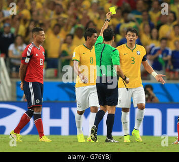 Der Brasilianer Thiago Silva wird im Viertelfinalspiel im Estadio Castelao, Fortaleza, eine gelbe Karte gezeigt. Stockfoto