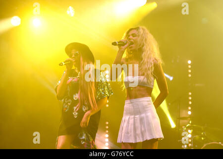 Amira McCarthy und Jess Plummer von Neon Jungle treten am zweiten Tag des Wireless Festivals im Perry Park, Birmingham, auf der Bühne auf. DRÜCKEN SIE VERBANDSFOTO. Bilddatum: Samstag, 5. Juli 2014. Bildnachweis sollte lauten: Joe Giddens/PA Wire Stockfoto