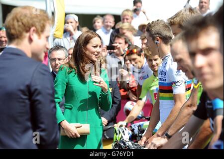 Die Herzogin von Cambridge spricht zu Beginn der Tour de France 2014 mit dem Weltmeister-Radfahrer Rui Costa beim Grand Departy im Harewood House bei Leeds. Stockfoto