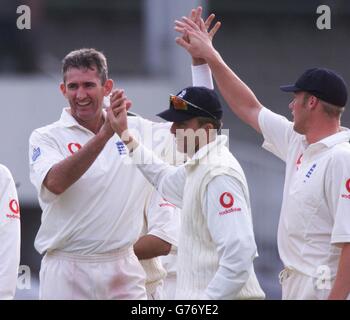 Der englische Andrew Caddick (links) feiert die Aufnahme von Marvin Atapattu aus Sri Lanka mit Dominic Cork und Andrew Flintoff (rechts). England war gezwungen, während Sri Lankas 2. Innings Zeit zu spielen, wo sie am fünften Tag des ersten npower-Test-Spiels in Lords, London, 42 für 1 erzielten. Stockfoto