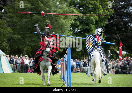 Ritter auf dem Pferderücken nehmen an einem jährlichen mittelalterlichen Turnier Teil, um zum Champion im Linlithgow Palace, Linlithgow, West Lothian, Schottland, gekrönt zu werden. Stockfoto