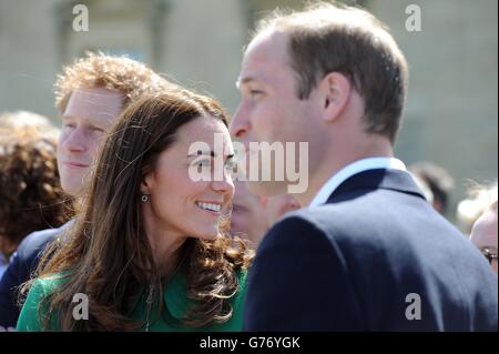 Der Herzog und die Herzogin von Cambridge besuchen die Grand Depart im Harewood House, nahe Leeds, am Anfang der Tour de France 2014. DRÜCKEN Sie VERBANDSFOTO. Bilddatum: Samstag, 5. Juli 2014. Siehe PA Story SPORT Tour. Bildnachweis sollte lauten: Asadour Guzelian/Daily Telegraph/PA Wire Stockfoto