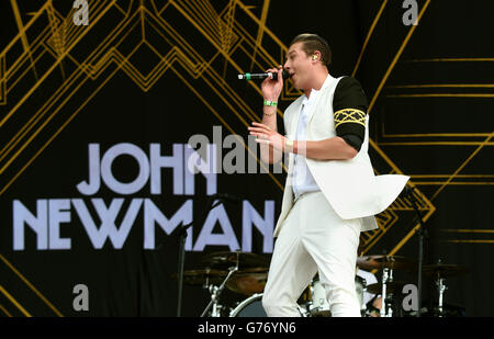 Wireless Festival - Birmingham. John Newman tritt am zweiten Tag des Wireless Festivals im Perry Park, Birmingham, auf der Bühne auf. Stockfoto