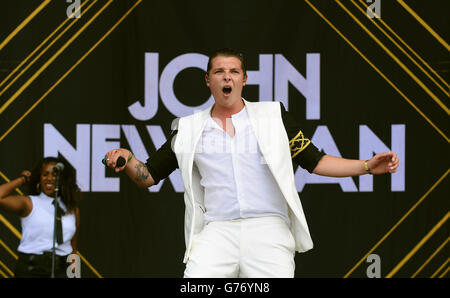 Wireless Festival - Birmingham. John Newman tritt am zweiten Tag des Wireless Festivals im Perry Park, Birmingham, auf der Bühne auf. Stockfoto