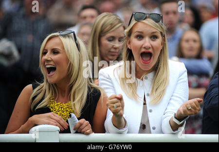 Pferderennen - Coral-Eclipse Raceday - Sandown Park. Lady-Rennfahrer genießen die Action im Sandown Park. Stockfoto