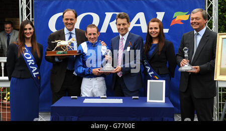 Pferderennen - Coral-Eclipse Raceday - Sandown Park. Gewinnen von Verbindungen von Mukhadram, Gewinner der Coral-Eclipse einschließlich Jockey, Paul Hanagan (3. Links) und Trainer, William haggas (rechts) Stockfoto