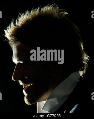 England Kapitän David Beckham während einer Pressekonferenz in Awaji, Japan, nach seinem Team Sieg 3-0 über Dänemark in ihrem zweiten Runde WM-Spiel. England wird entweder Belgien oder Brasilien im Viertelfinale spielen. Stockfoto