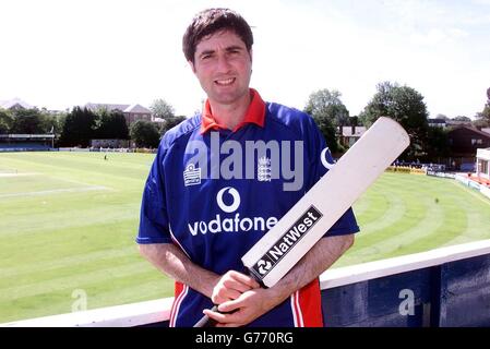 Essex Batsman Ronnie Irani auf dem Gelände des Essex County in Chelmsford, Essex. Irani wurde in die England One Day Kader für die bevorstehende NatWest Series 2002 zwischen England, Indien und Sri Lanka aufgenommen. Stockfoto