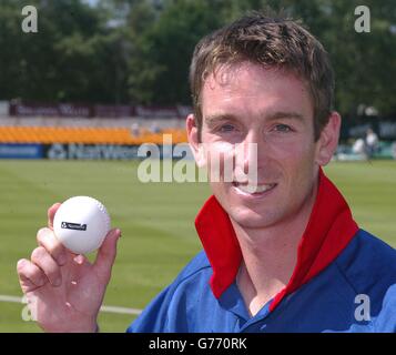 Sussex-Bowler James Kirtley vor dem Spiel Leicestershire gegen Sussex in Grace Road, Leicester. Kirtley wurde für die bevorstehende NatWest Series 2002 zwischen England, Indien und Sri Lanka in die England One Day Squad aufgenommen. Stockfoto