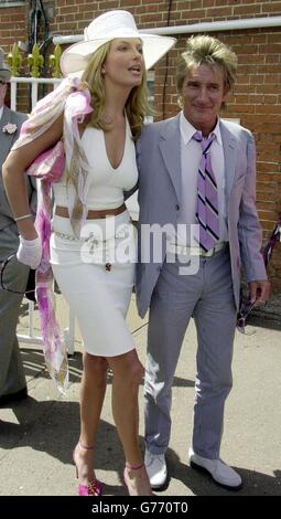 Rod Stewart und Freundin Penny Lancaster kommen am 2. Tag des Royal Meetings auf der Ascot-Rennstrecke an. Stockfoto