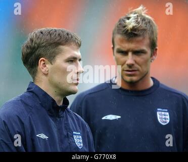 Der Engländer David Beckham (rechts) hat Michael Owen während eines Mannschaftstrainings im Stadion von Shizuoka vor dem WM-Viertelfinalspiel gegen Brasilien am Freitag aufmerksam im Auge. Stockfoto