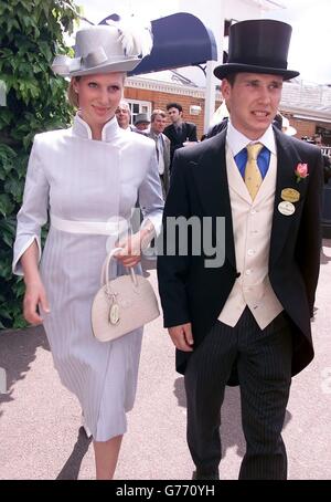 Zara Phillips, die Tochter der Prinzessin Royal, läuft mit Jockey-Freund Richard Johnson auf der Ascot Rennbahn für den dritten Tag des königlichen Treffens. Stockfoto