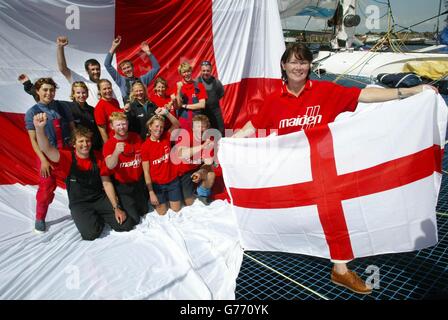 Tracy Edwards (rechts) begrüßt ihren rekordbrechenden Katamaran Maiden II nach Southampton. Sie flogen ein 1,200 Quadratfuß Kreuz von St. George zur Unterstützung von Englands Fußballweltmeisterschaft, die Brasilien Freitag spielen. * die 13 starke Crew fuhr am vergangenen Donnerstag 697 Seemeilen in 24 Stunden über den Nordatlantik, um den Rekord von der Yacht PlayStation des amerikanischen Sportlers Steve Fossett zu erringen. Das 110 Fuß große Schiff ist zurück in den Heimatgewässern, um am Samstag beim prestigeträchtigen Round the Island Race von Cowes, Isle of Wight, teilzunehmen. Ellen MacArthur, die schnellste Frau, um den Globus zu umrunden wird auch Stockfoto