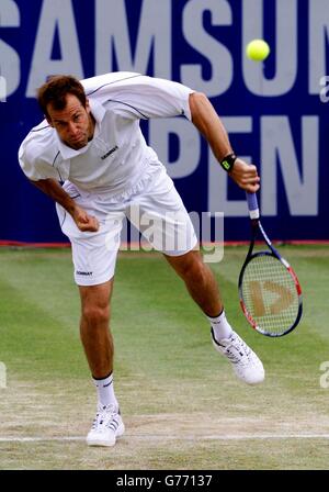 Der Großbritanniens Greg Rusedski dient während eines regenverzögerten Halbfinales gegen den Schweden Jonas Bjorkman bei den Samsung Open in Nottingham. Stockfoto