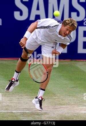 Der Schwedische Jonas Bjorkman dient während des mit Regen verzögerten Halbfinalspiels Mit dem Briten Greg Rusedski bei den Samsung Open AT Nottingham Stockfoto