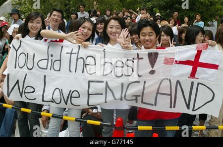 Fans verabschieden sich von der England Squad auf Awaji Island in Japan, nach ihrer 2-1 Niederlage gegen Brasilien im WM-Viertelfinale. Stockfoto