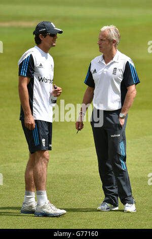 England Trainer Peter Moores (rechts) und Kapitän Alastair Cook (links) während einer Trainingseinheit an der Trent Bridge, Nottingham. Stockfoto