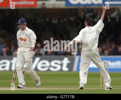 Nick Knight von Warwickshire (links) beginnt seinen Spaziergang zurück zum Pavillon, nachdem er 9 von Essex's Andy Flower gefangen wurde und während des Benson- und Hedges-Cup-Finales in Lord's, London, von der Bowlingbahn von Ronnie Irani (rechts) losläuft. Essex beendete ihre Innings am 181-8. Stockfoto