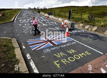 Das Vermächtnis der Tour de France geschrieben auf den Straßen von Yorkshire. Slogans, die von Tausenden von Zuschauern geschrieben wurden, die das Rennen auf Holme Moss in Yorkshire auf der 2. Etappe gesehen haben, bleiben an ihrem Platz, während die Pennine-Hügel wieder normal werden, während die Tour Großbritannien verlässt, um ihre Reise fortzusetzen. Stockfoto