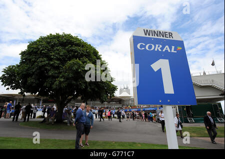 Pferderennen Sie - Coral-Eclipse Raceday - Sandown Park Stockfoto