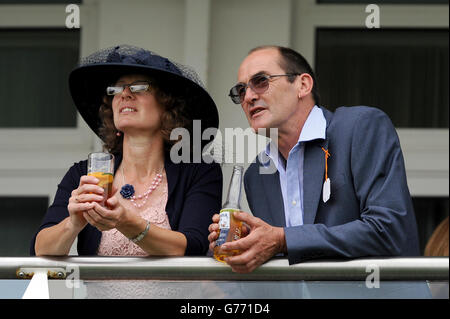 Pferderennen - Coral-Eclipse Raceday - Sandown Park. Racegoers schaut von einem Balkon aus auf Stockfoto