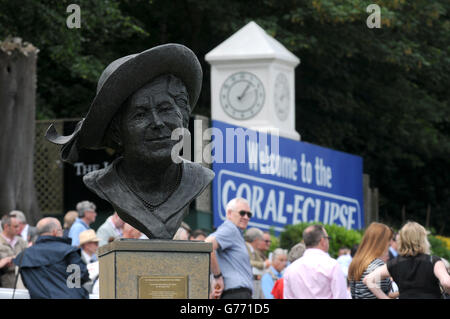 Pferderennen - Coral-Eclipse Raceday - Sandown Park. Eine Büste der Queen Mother im Sandown Park Stockfoto