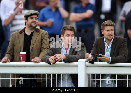 Pferderennen - Coral-Eclipse Raceday - Sandown Park. Racegoers genießen ihren Tag im Sandown Park Stockfoto