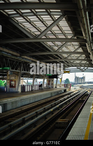 BTS Skytrain Bahnsteig in der Stadt von Bangkok, Thailand Stockfoto