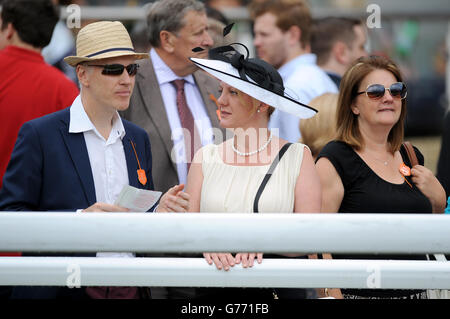 Pferderennen - Coral-Eclipse Raceday - Sandown Park. Rennfahrer genießen die Atmosphäre im Sandown Park Stockfoto