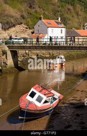 Großbritannien, England, Yorkshire, Staithes, Boote in Staithes Beck bei Ebbe Stockfoto