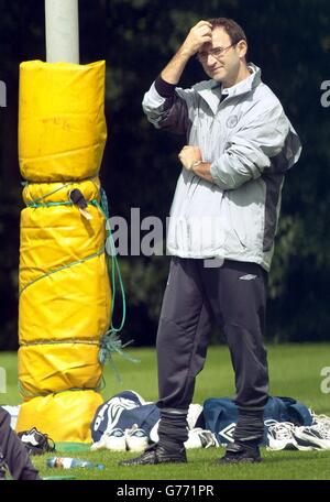 Celtic Manager Martin O'Neill während einer Teamschulung auf dem Barrowfield Training Ground, Glasgow, Schottland. Celtic-Manager Martin O'Neill zeigte sich entspannt und warf ein wachsames Auge auf den ersten Tag des Vorsaison-Trainings, trotz der Intention, die seine Zukunft in den letzten Tagen umgeben hat. Der Ire besuchte selten den Barrowfield-Trainingskomplatz des Clubs, als die Vorbereitungen der Parkhead-Seite auf die neue Saison begannen. O'Neill soll der Favorit sein, der den entlassenen Manager von Leeds United, David O'Leary, ersetzt. Stockfoto