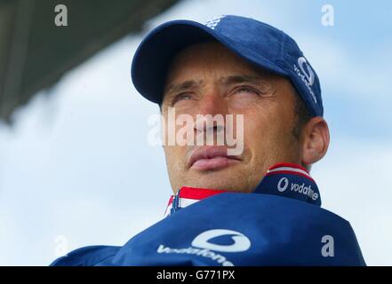 England Captain Nasser Hussain blickt in den Himmel vor dem Start des vierten Spiels der NatWest Series gegen Sri Lanka in Headingley, Leeds. * England und Sri Lanka wurden durch heftigen Regen in die Warteschleife gestellt, was einen schnellen Start in das Spiel der NatWest Series in Headingley verhinderte. Darren Goughs Hoffnungen, nach seiner Knieverletzung in England Colors auf seinem Heimatboden zurückzukehren, wurden daher ebenfalls auf Eis gelegt. Stockfoto