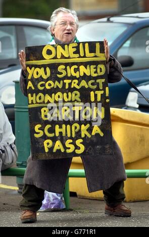 Ein keltischer Fan hält ein Schild hoch, das Spekulationen über die Zukunft von Manager Martin O'Neill im Club außerhalb des Celtic Park, Glasgow, Schottland, kommentiert. Der Celtic-Manager Martin O'Neill trat am ersten Tag des Vorsaison-Trainings auf, trotz der intensiven Spekulationen, die seine Zukunft in den letzten Tagen umgeben haben. Der Ire besuchte selten den Barrowfield-Trainingskomplatz des Clubs, als die Vorbereitungen der Parkhead-Seite auf die neue Saison begannen. O'Neill soll der Favorit sein, der den entlassenen Manager von Leeds United, David O'Leary, ersetzt. Stockfoto