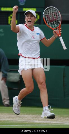 NUR FÜR REDAKTIONELLE ZWECKE, KEINE KOMMERZIELLE NUTZUNG. Justine Henin, die 6. Aus Belgien, feiert den Sieg über die 4. Aus den USA stammenden Monica Seles im Viertelfinale der Damen auf dem Center Court in Wimbledon. Endergebnis 7:5/7:6. Stockfoto