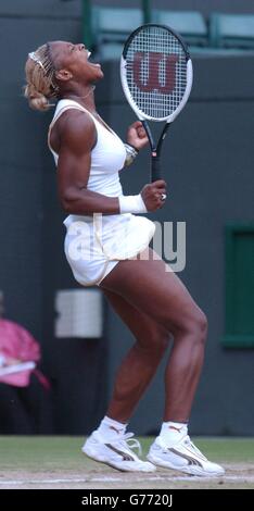 NUR FÜR REDAKTIONELLE ZWECKE, KEINE KOMMERZIELLE VERWENDUNG. Serena Williams, die 2. Seed aus den USA im Kampf gegen Daniela Hantuchova, die 11. Seed aus der Slowakei im Damen-Viertelfinale am Court One in Wimbledon. Stockfoto