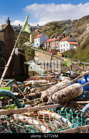 Großbritannien, England, Yorkshire, Staithes, Nordseite, Cowbar Lane, Hummer Töpfe und schwimmt am Kai Stockfoto