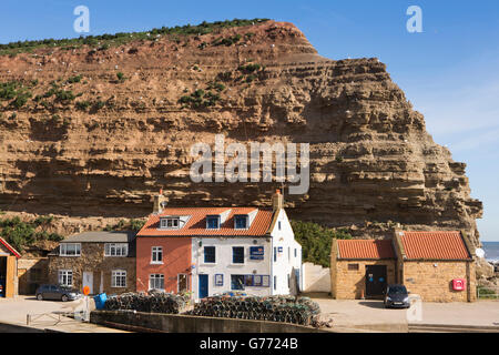 Großbritannien, England, Yorkshire, Staithes, Nordseite, Hummer Töpfe außerhalb RNLI Lifeboat Station, unter Cowbar Nab Stockfoto